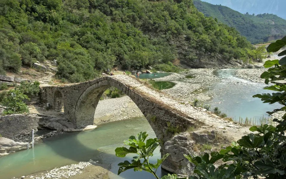 Ura e Kadiut mbi Lengaricë dhe pellgjet e Bënjës